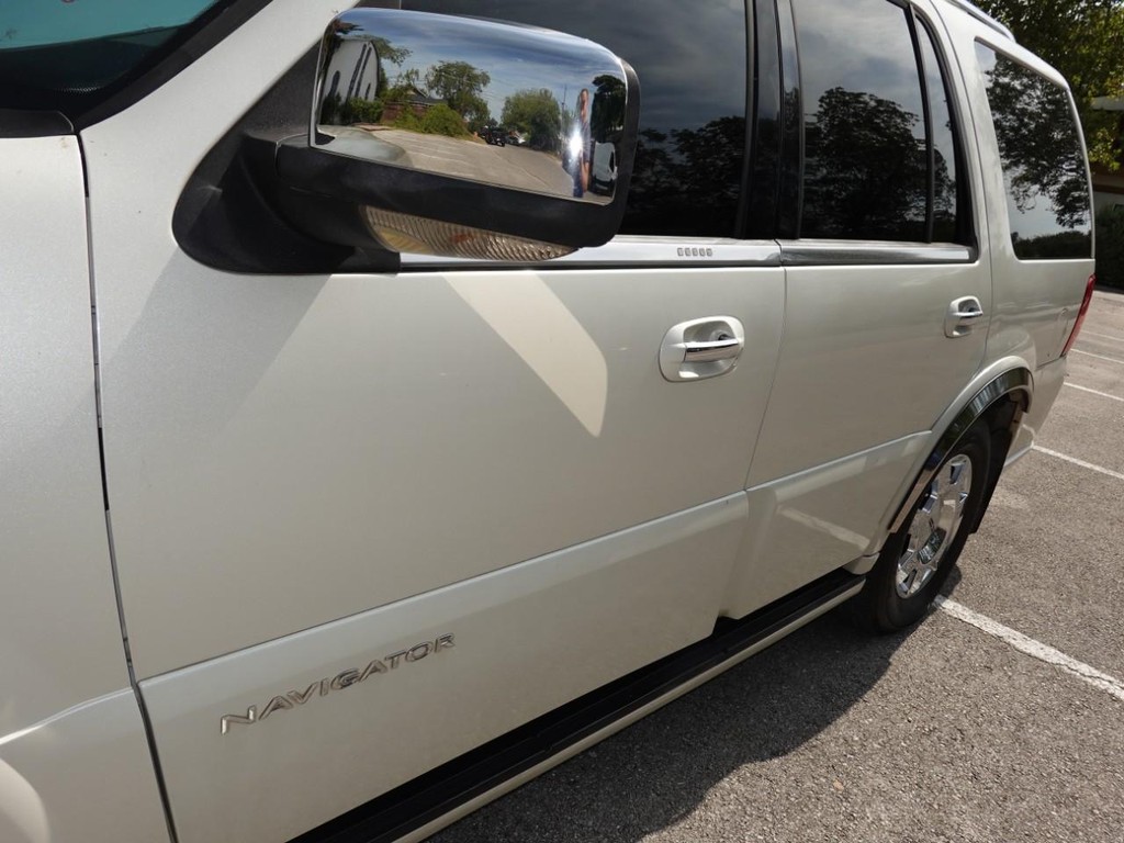 2005 Lincoln Navigator Luxury photo 10