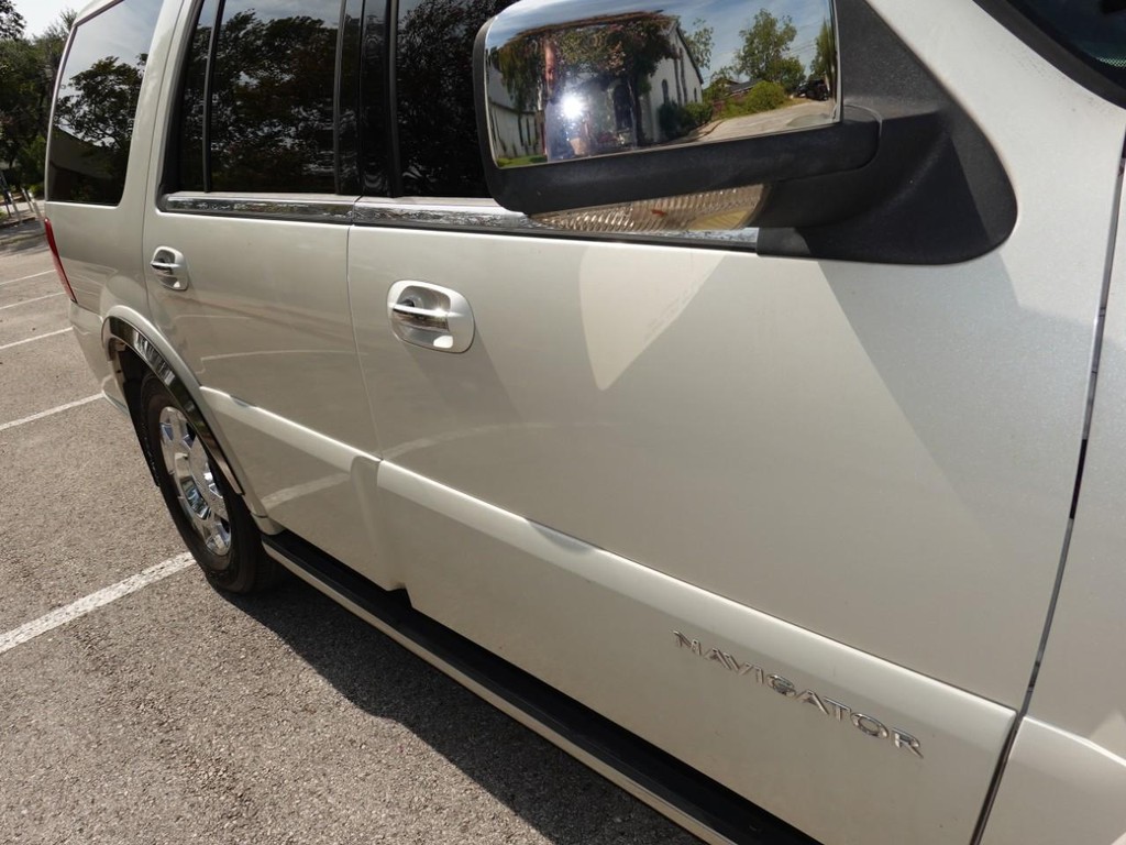 2005 Lincoln Navigator Luxury photo 11
