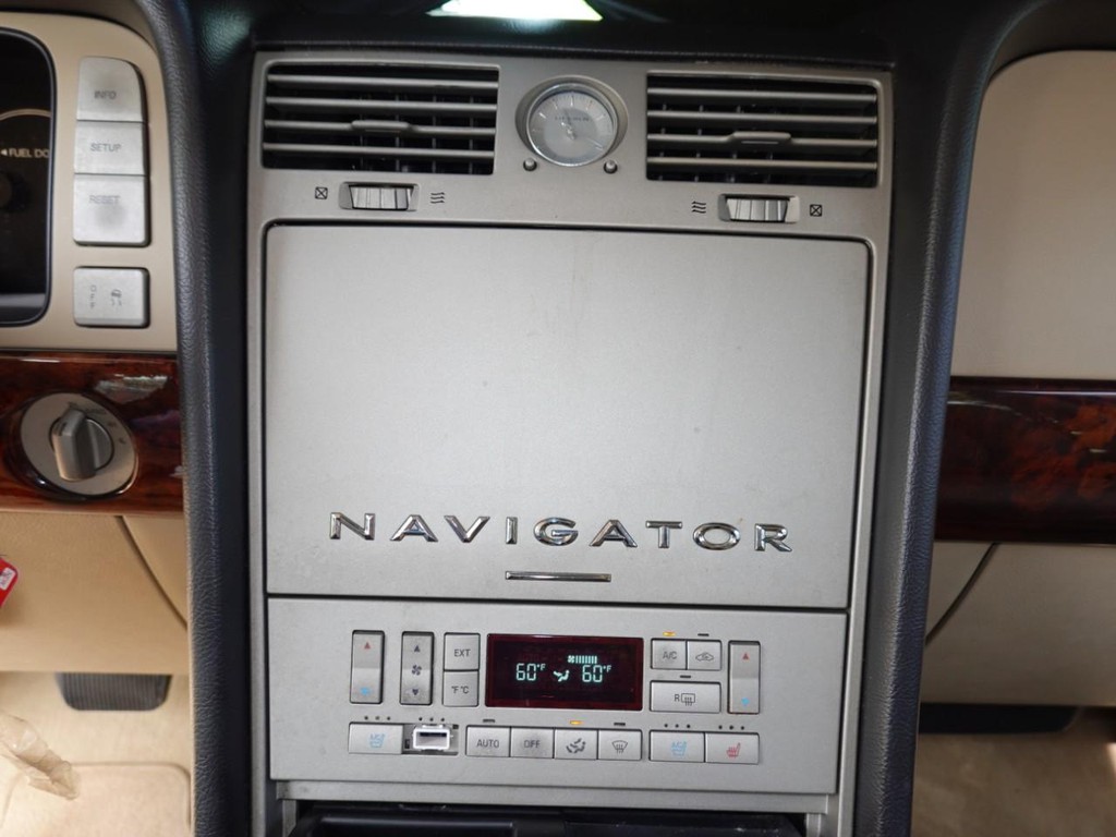2005 Lincoln Navigator Luxury photo 13