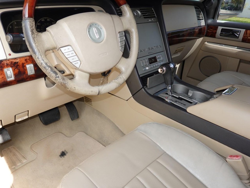 2005 Lincoln Navigator Luxury photo 15