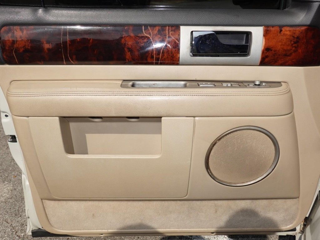 2005 Lincoln Navigator Luxury photo 16