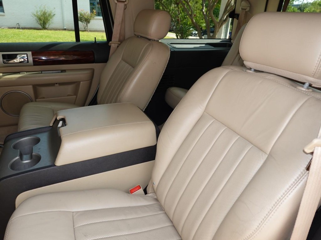 2005 Lincoln Navigator Luxury photo 17
