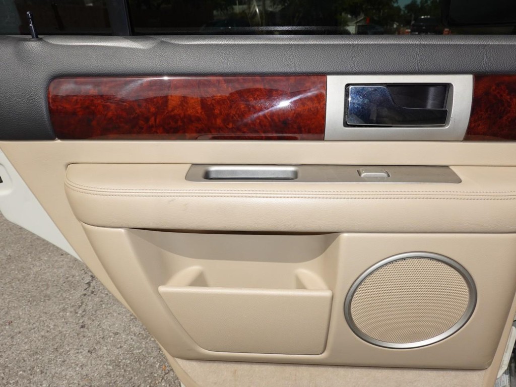 2005 Lincoln Navigator Luxury photo 19