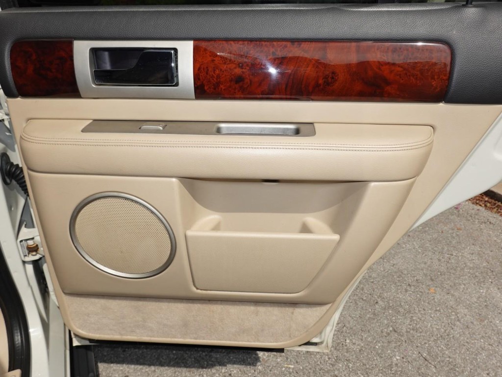 Lincoln Navigator Vehicle Full-screen Gallery Image 26