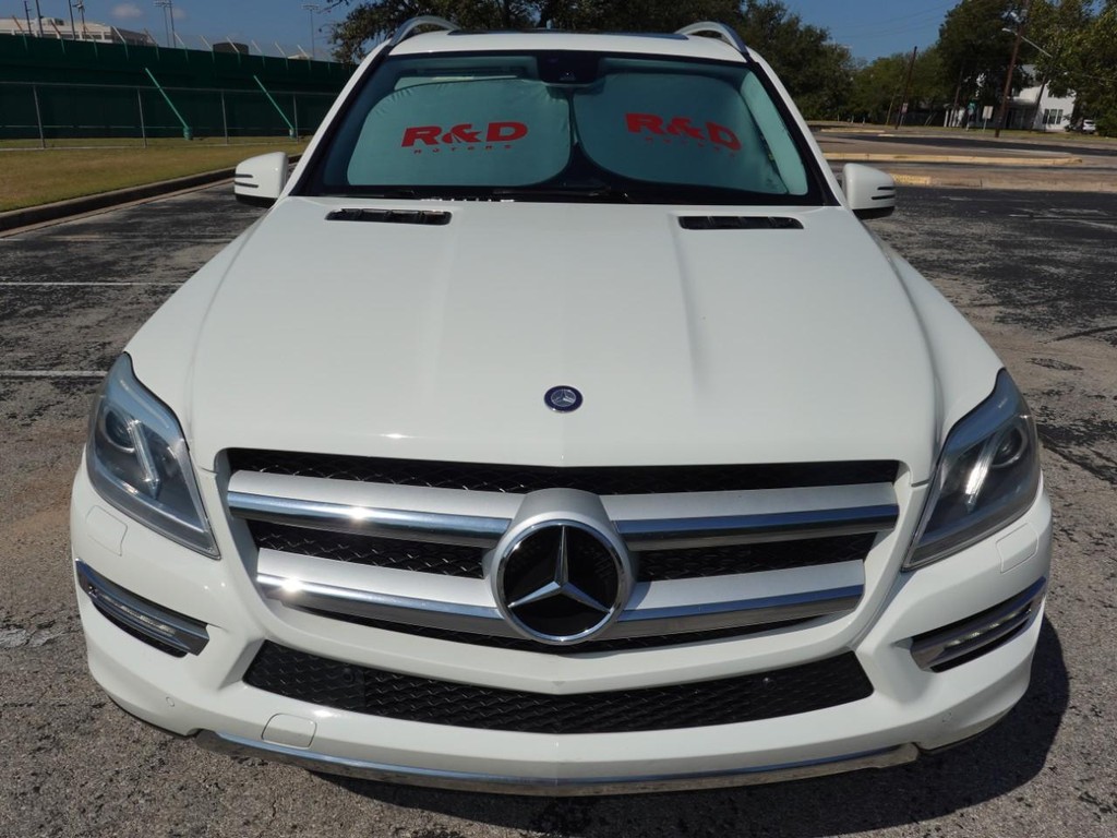 Mercedes-Benz GL-Class Vehicle Full-screen Gallery Image 02