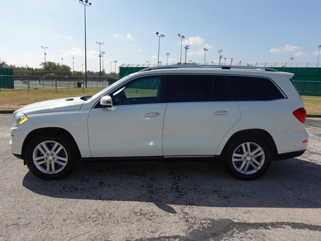 Mercedes-Benz GL-Class Vehicle Full-screen Gallery Image 04