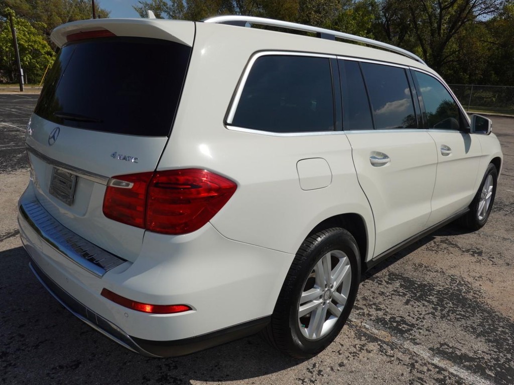 Mercedes-Benz GL-Class Vehicle Full-screen Gallery Image 07
