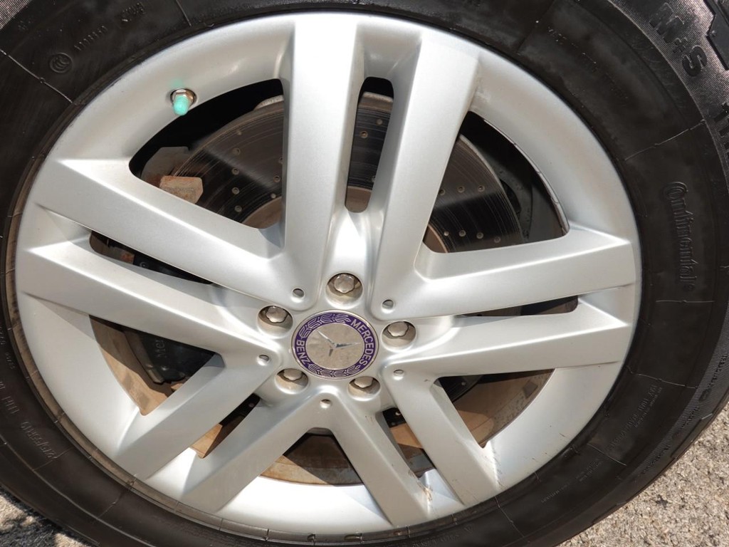 Mercedes-Benz GL-Class Vehicle Full-screen Gallery Image 09