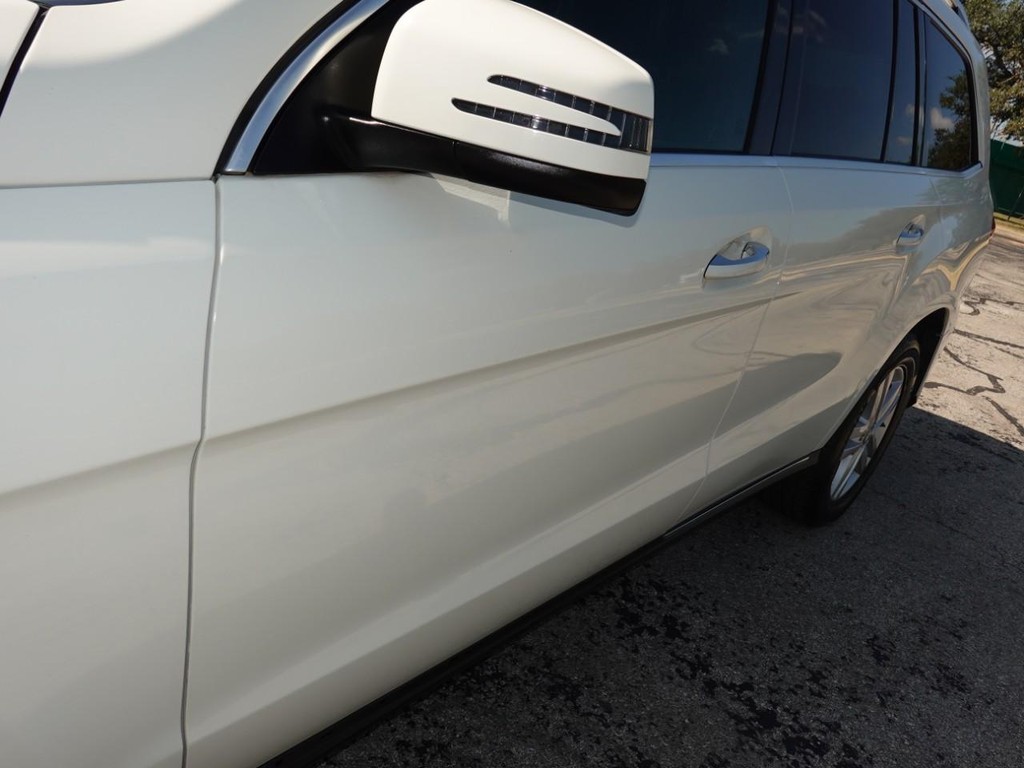 Mercedes-Benz GL-Class Vehicle Full-screen Gallery Image 10