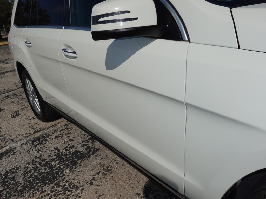 Mercedes-Benz GL-Class Vehicle Full-screen Gallery Image 11