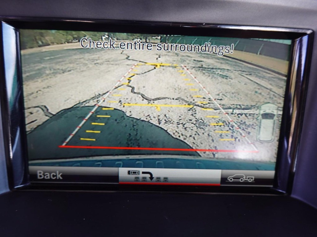 Mercedes-Benz GL-Class Vehicle Full-screen Gallery Image 14