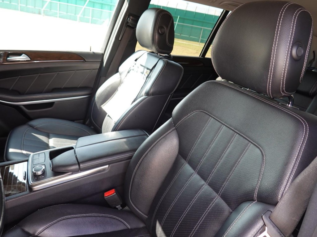 Mercedes-Benz GL-Class Vehicle Full-screen Gallery Image 15