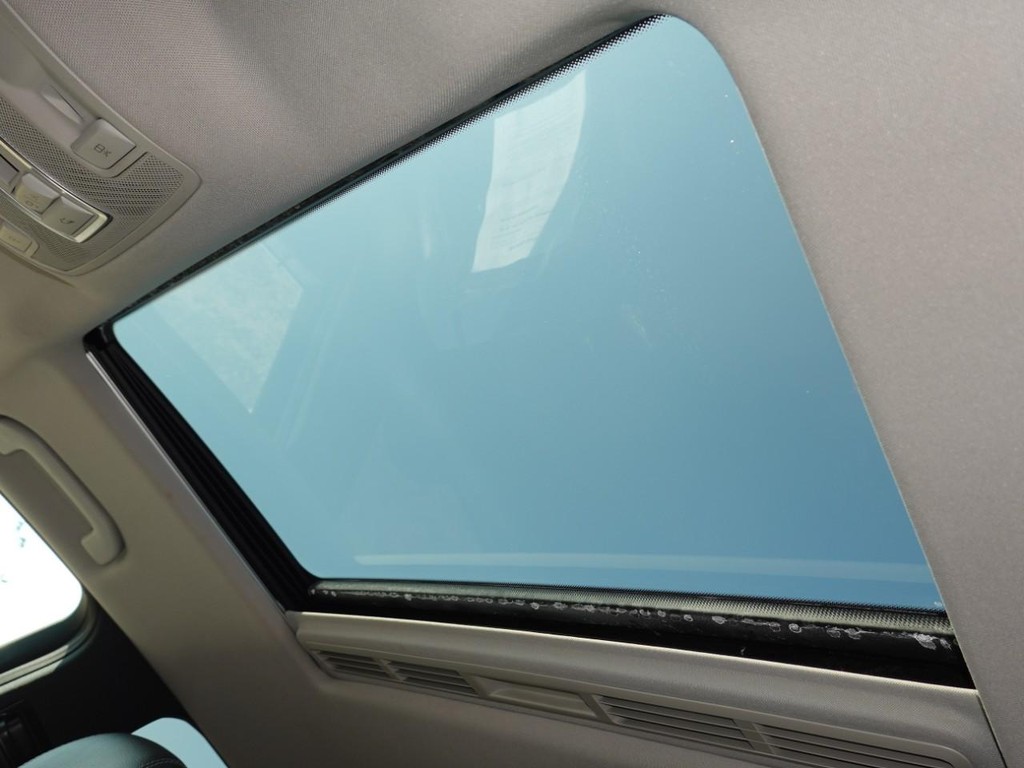 Mercedes-Benz GL-Class Vehicle Full-screen Gallery Image 16