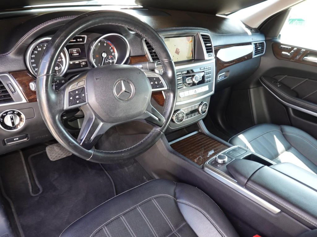 Mercedes-Benz GL-Class Vehicle Full-screen Gallery Image 17