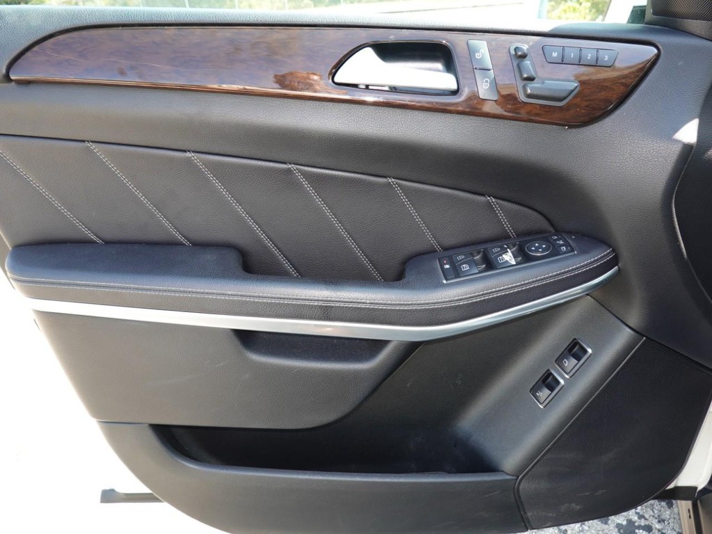 Mercedes-Benz GL-Class Vehicle Full-screen Gallery Image 18