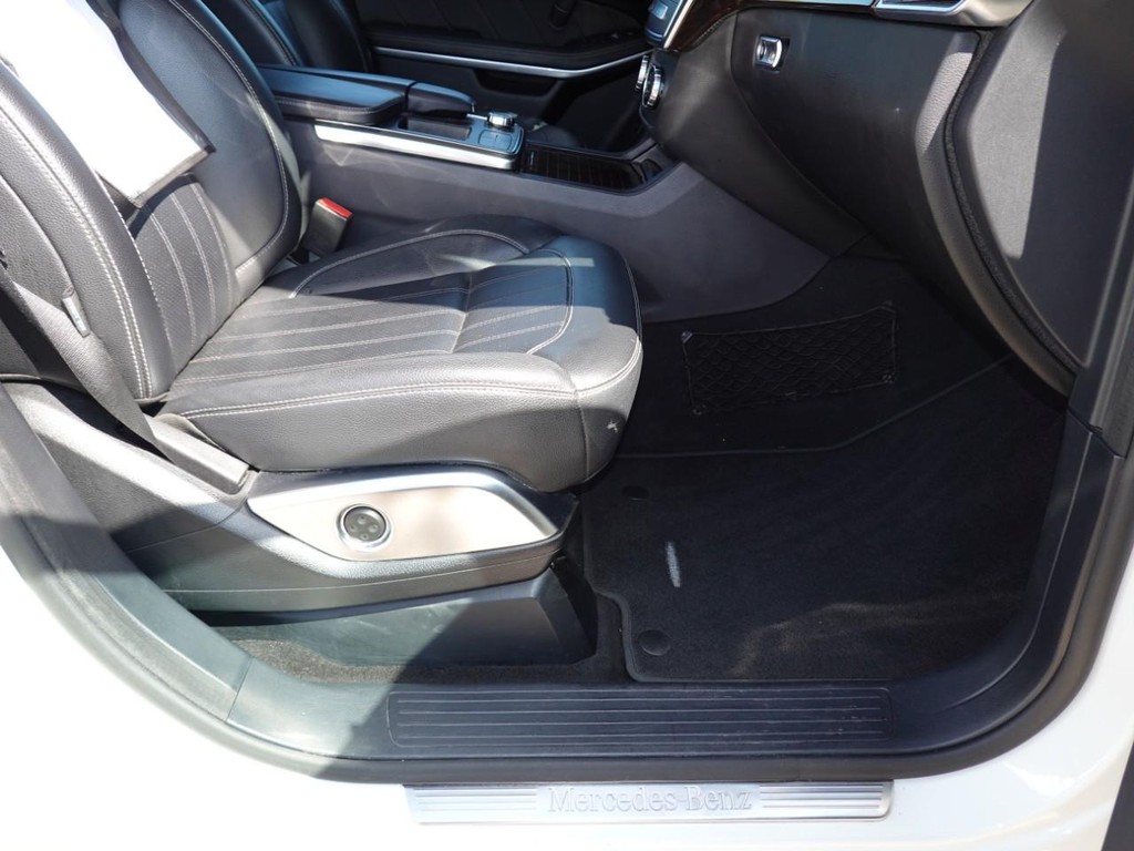 Mercedes-Benz GL-Class Vehicle Full-screen Gallery Image 23