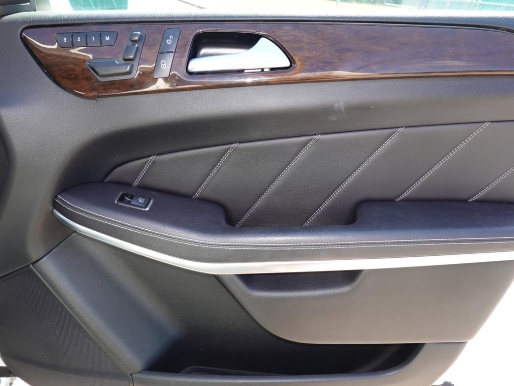 Mercedes-Benz GL-Class Vehicle Full-screen Gallery Image 24