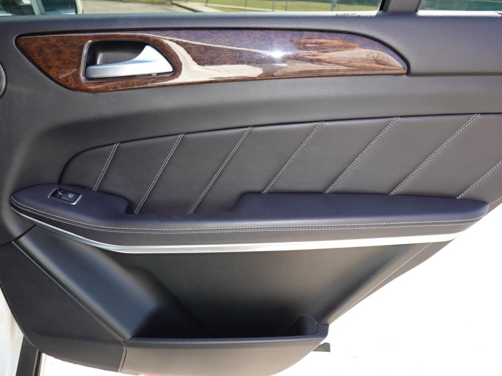 Mercedes-Benz GL-Class Vehicle Full-screen Gallery Image 26