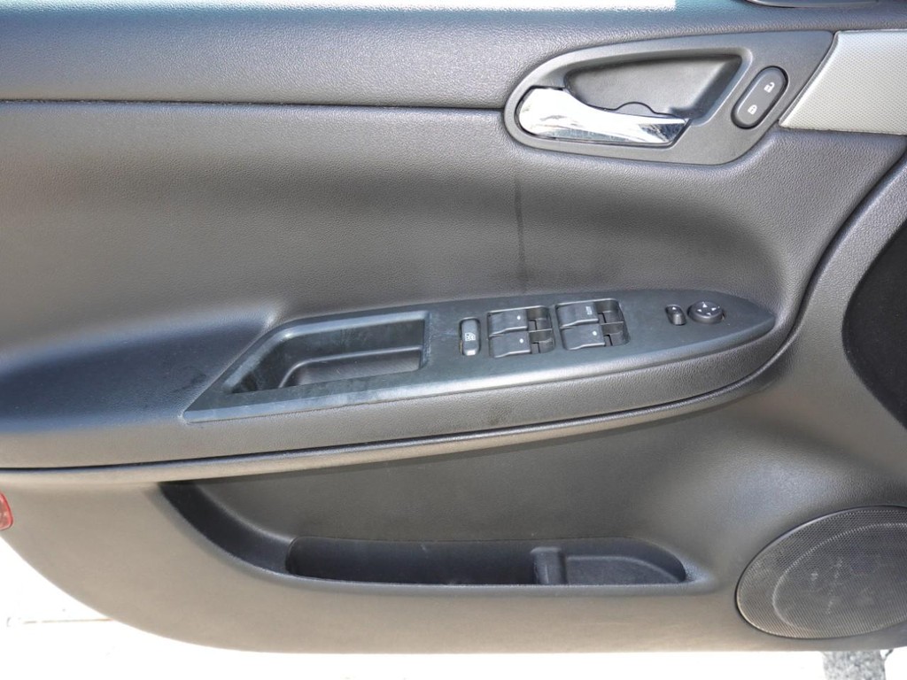 Chevrolet Impala Police Vehicle Full-screen Gallery Image 16