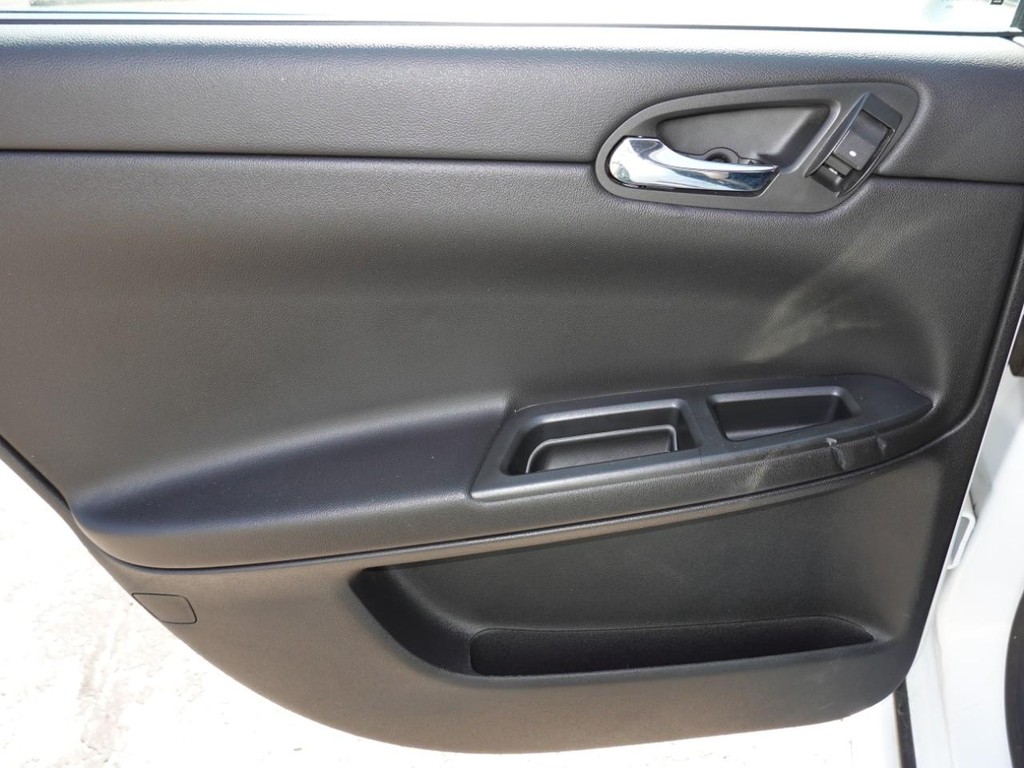 Chevrolet Impala Police Vehicle Full-screen Gallery Image 19