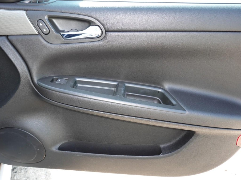 Chevrolet Impala Police Vehicle Full-screen Gallery Image 22