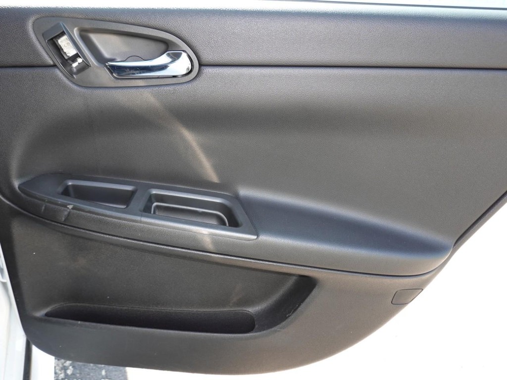 Chevrolet Impala Police Vehicle Full-screen Gallery Image 24