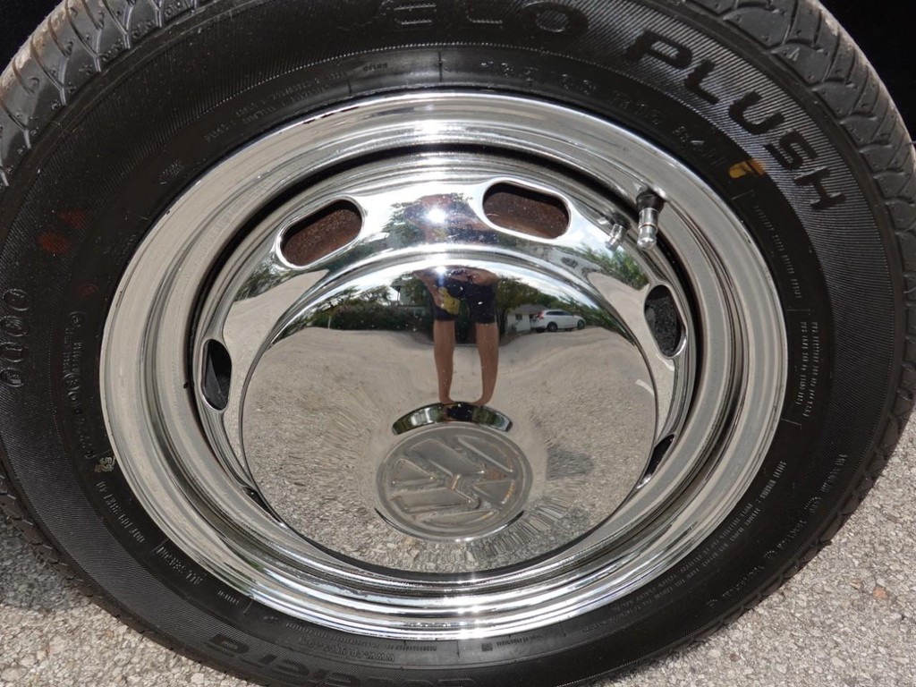 Volkswagen Beetle Vehicle Full-screen Gallery Image 11