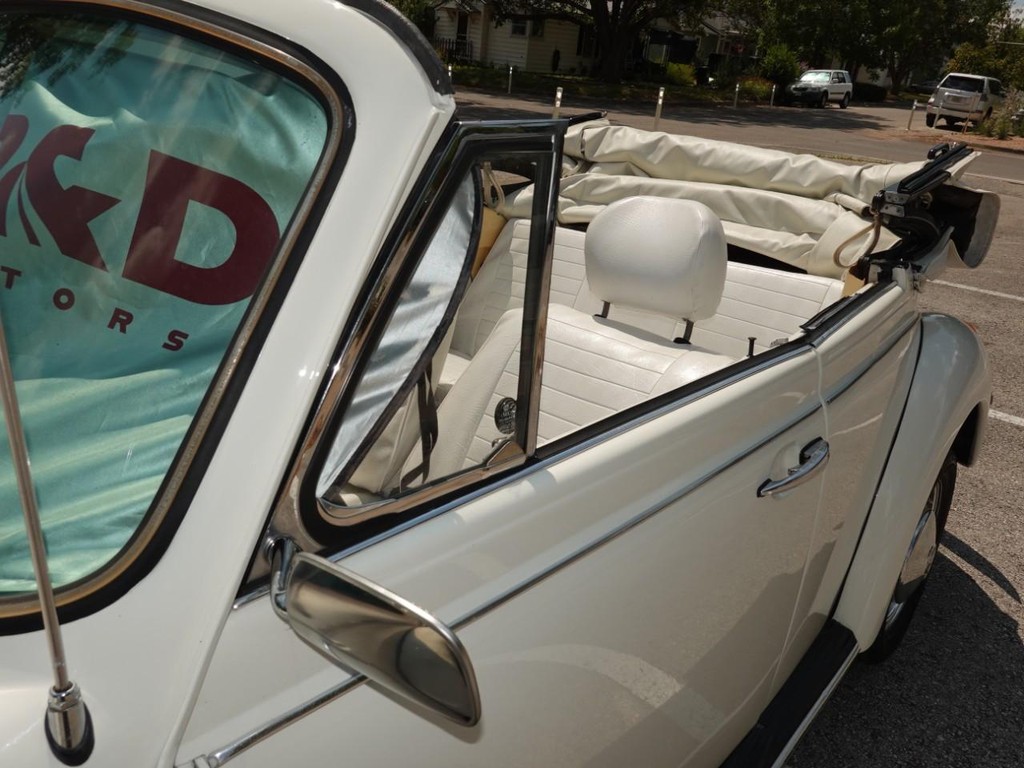 Volkswagen Beetle Vehicle Full-screen Gallery Image 12