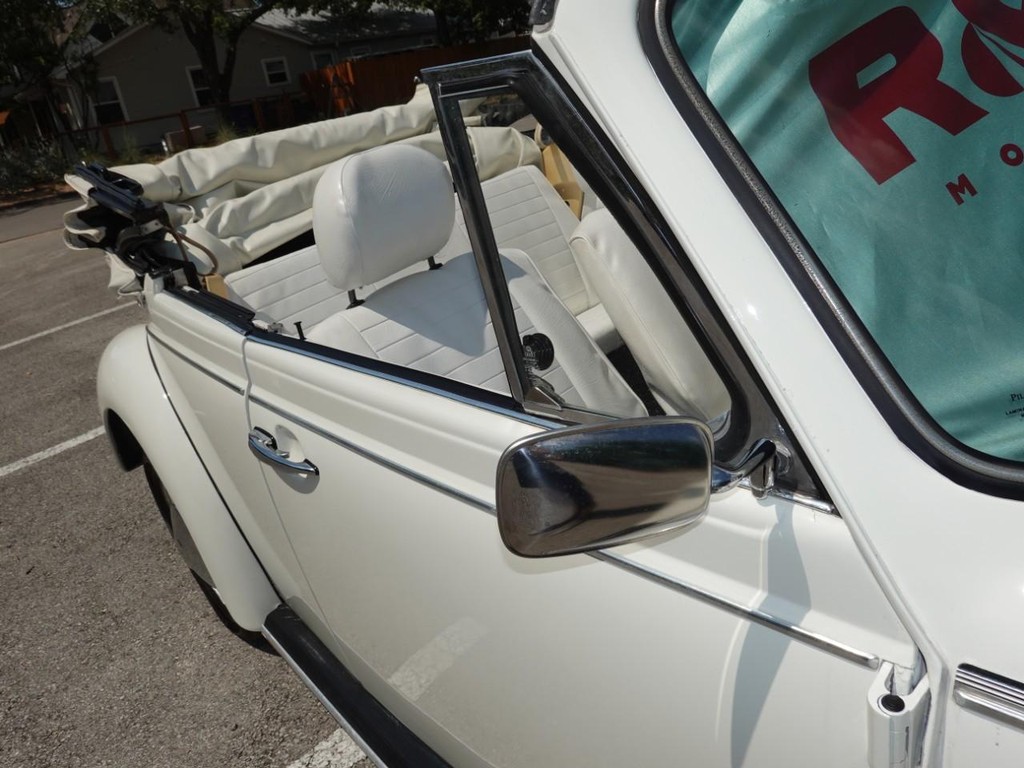 Volkswagen Beetle Vehicle Full-screen Gallery Image 13