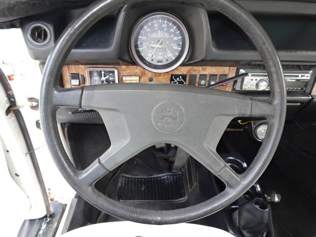 Volkswagen Beetle Vehicle Full-screen Gallery Image 15