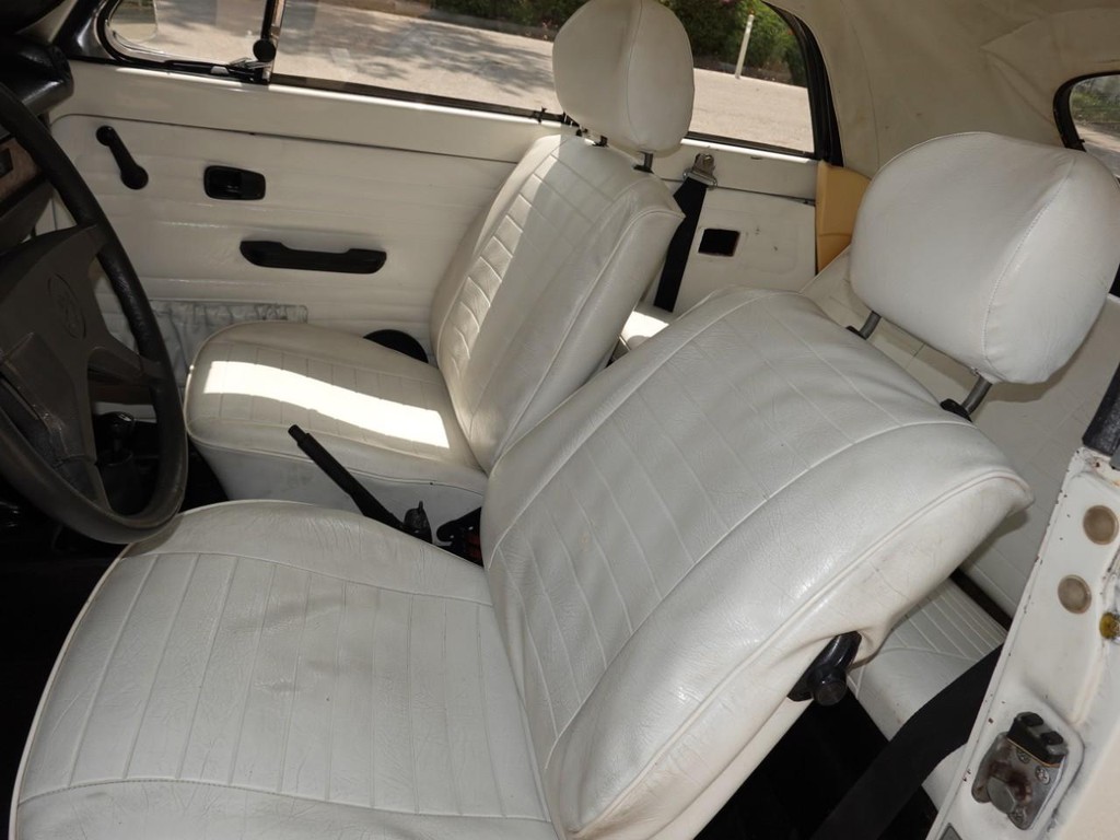 Volkswagen Beetle Vehicle Full-screen Gallery Image 16