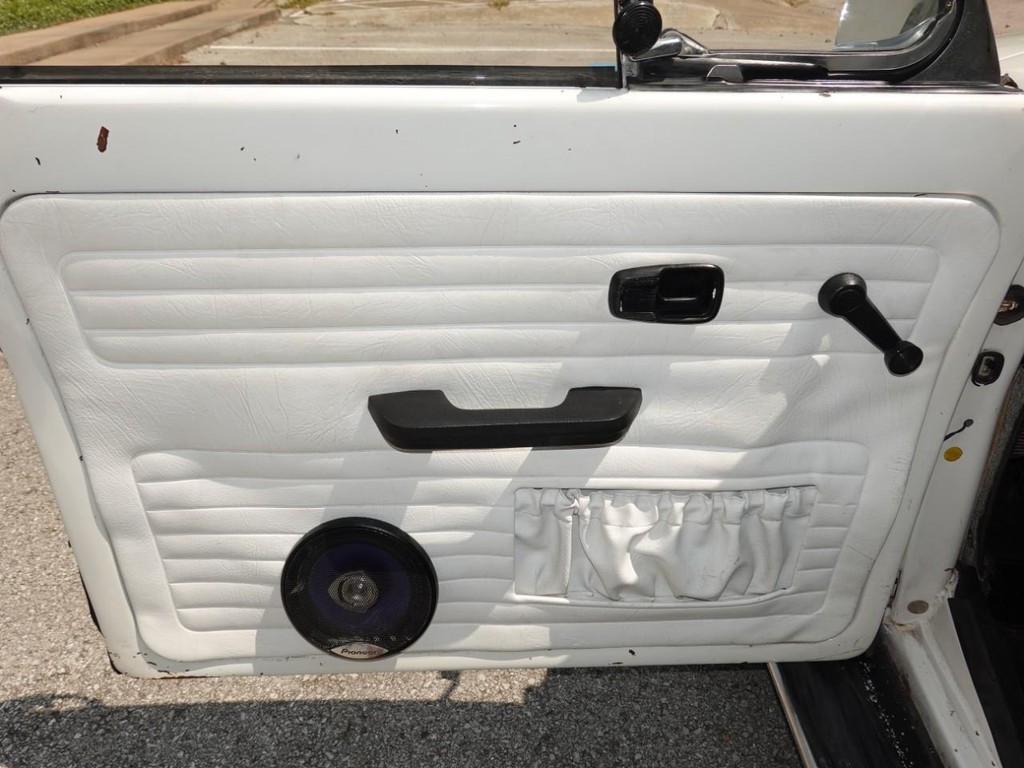 Volkswagen Beetle Vehicle Full-screen Gallery Image 18