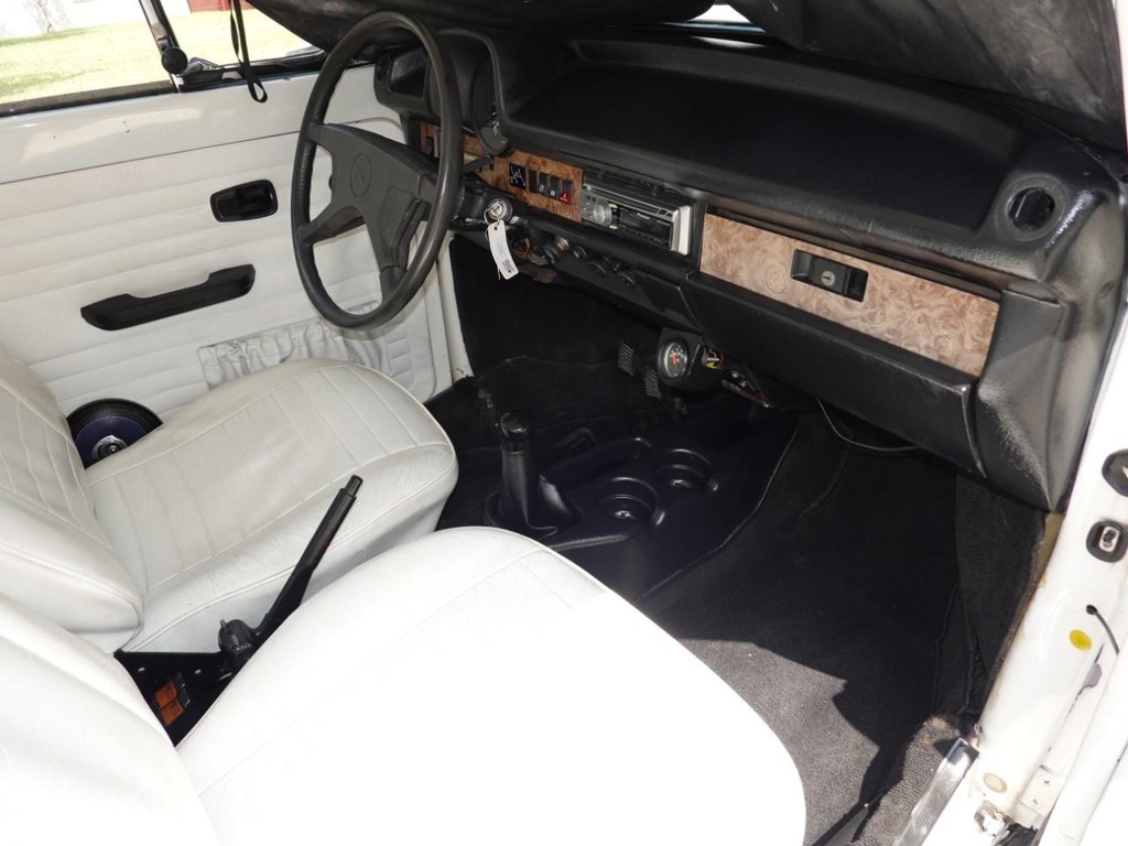 Volkswagen Beetle Vehicle Full-screen Gallery Image 19