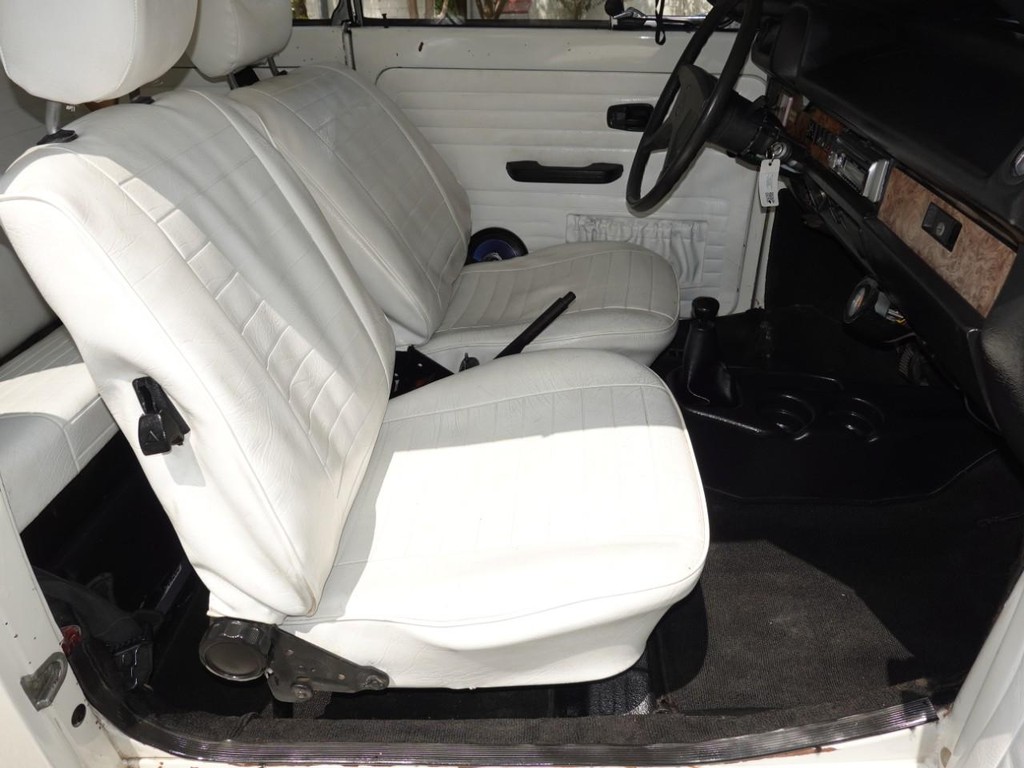 Volkswagen Beetle Vehicle Full-screen Gallery Image 20