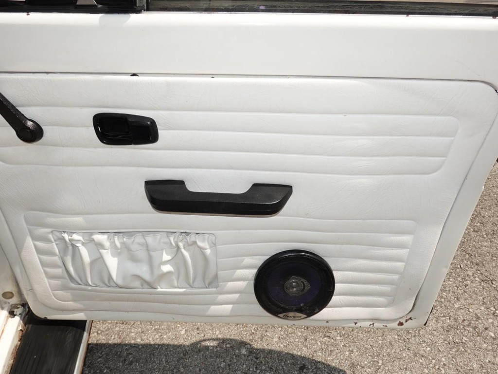 Volkswagen Beetle Vehicle Full-screen Gallery Image 22