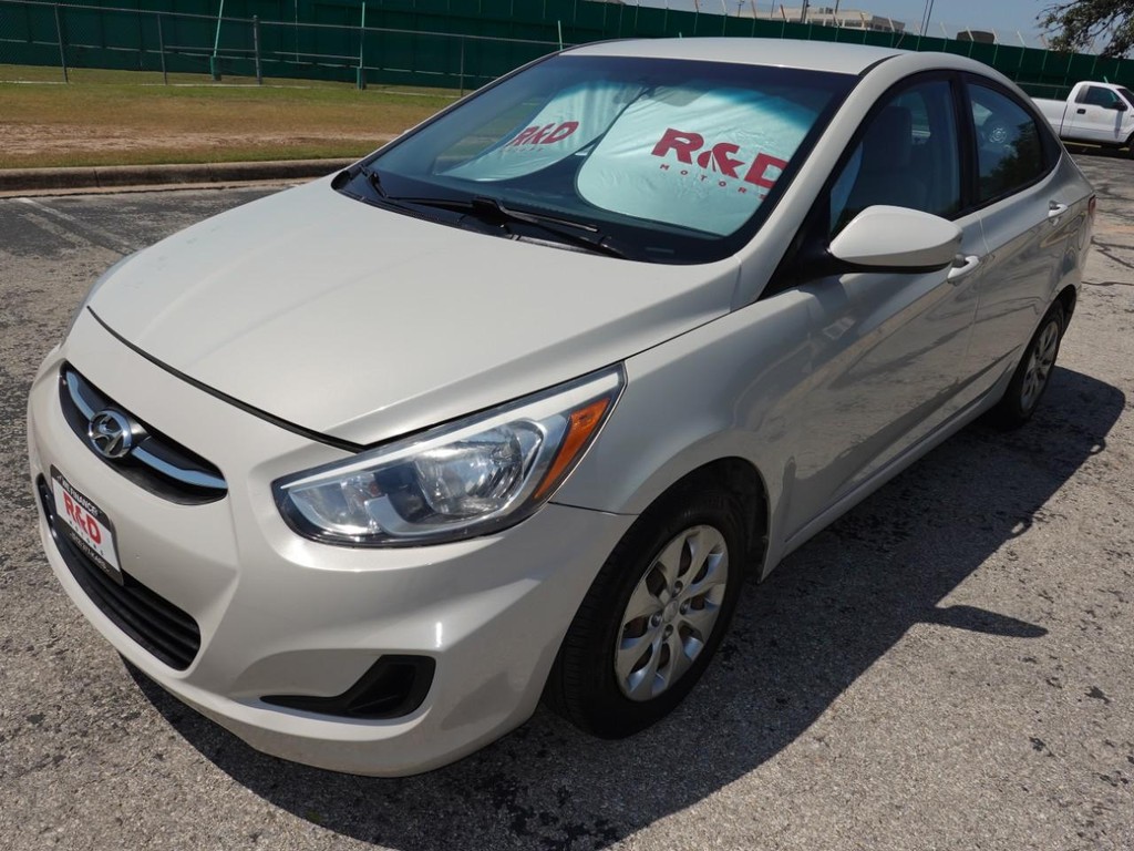 2016 Hyundai Accent SE photo 3