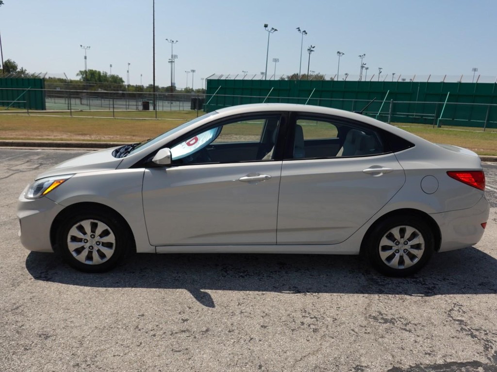 2016 Hyundai Accent SE photo 4