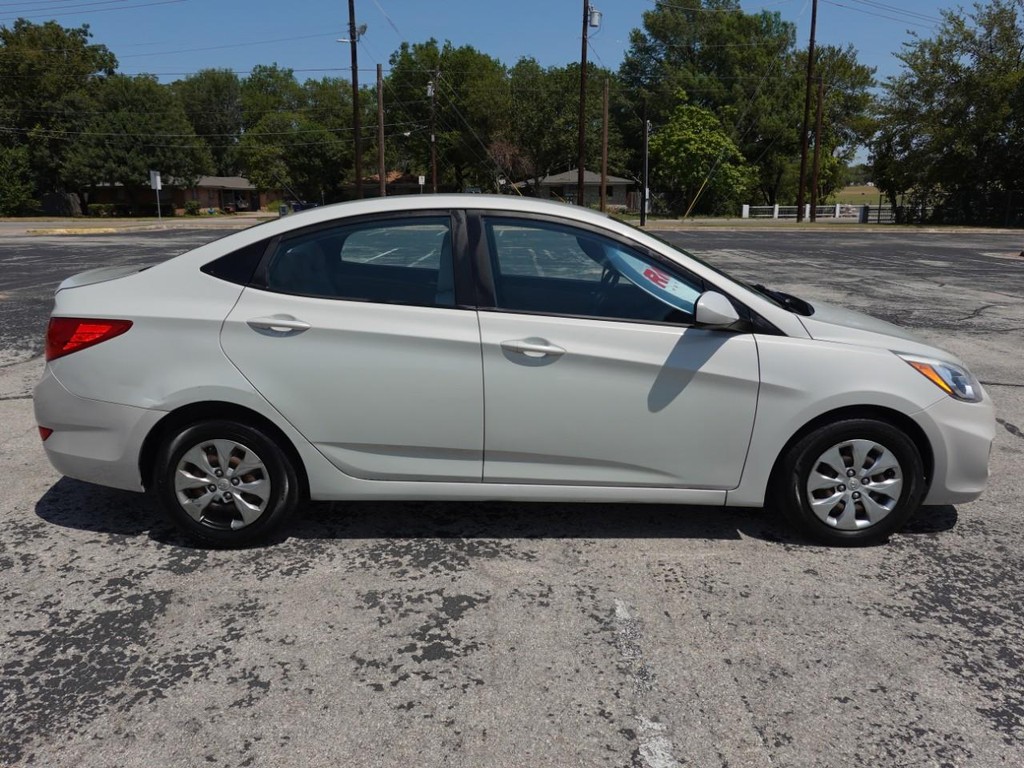 2016 Hyundai Accent SE photo 8