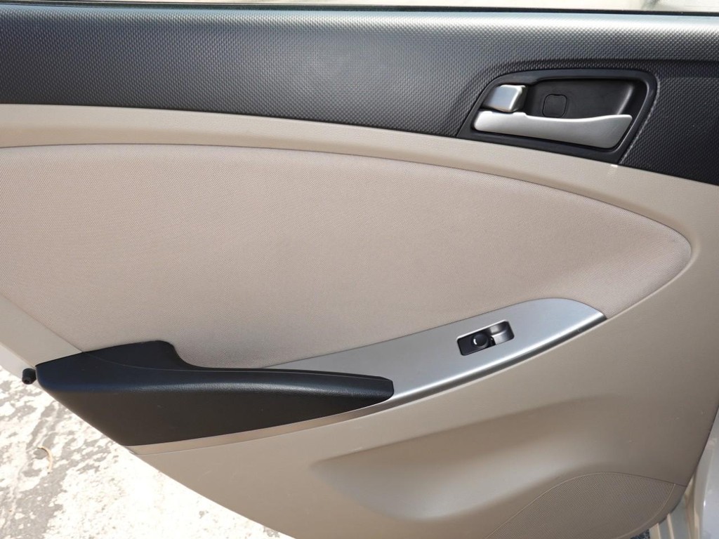 Hyundai Accent 4-Door Vehicle Full-screen Gallery Image 19