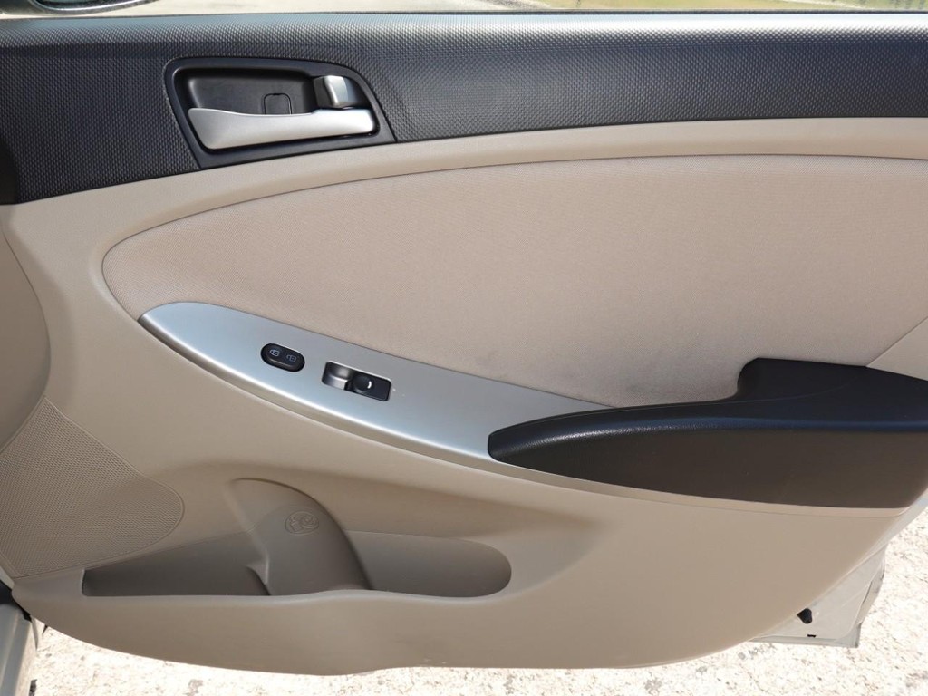 2016 Hyundai Accent SE photo 21