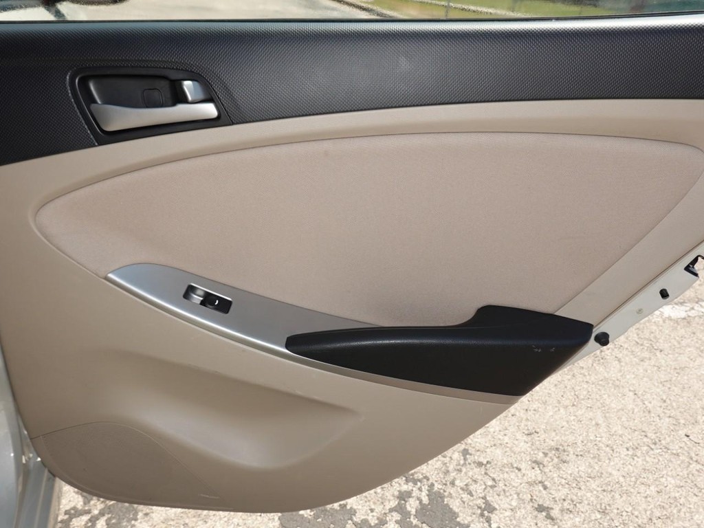 Hyundai Accent 4-Door Vehicle Full-screen Gallery Image 24