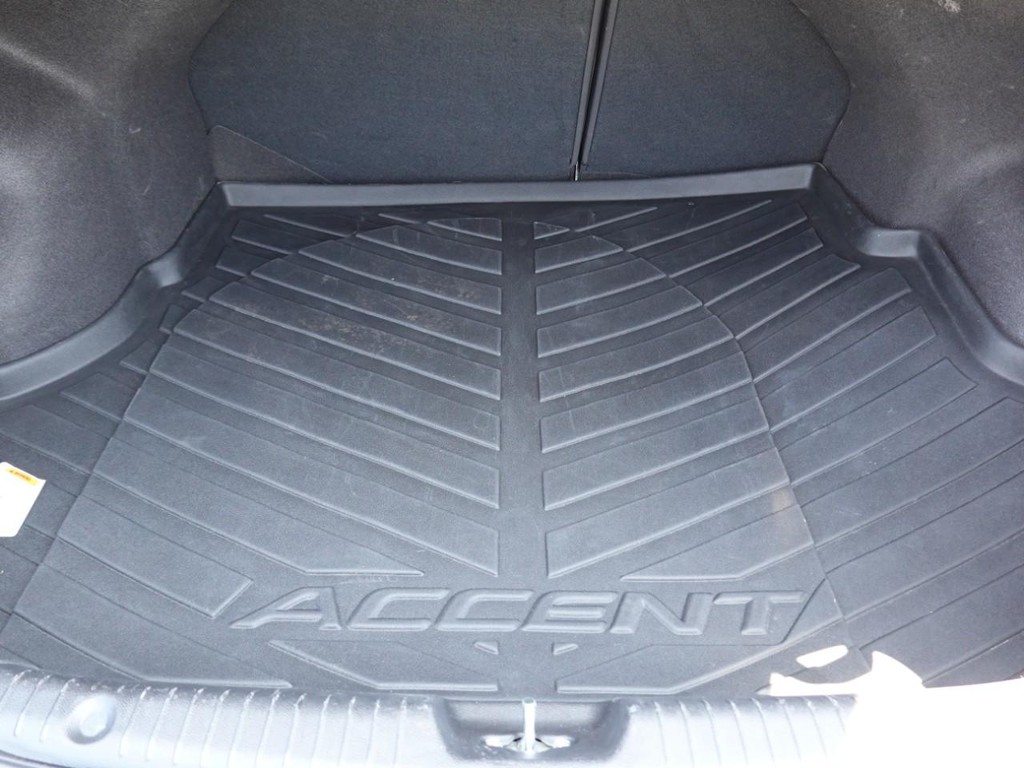 Hyundai Accent 4-Door Vehicle Full-screen Gallery Image 25