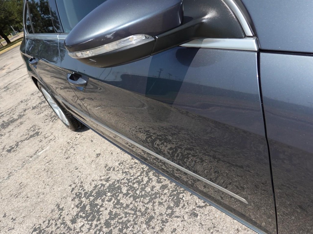 Volkswagen CC Vehicle Full-screen Gallery Image 11