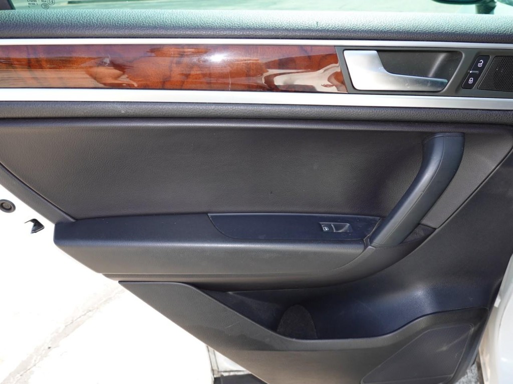 Volkswagen Touareg Vehicle Full-screen Gallery Image 20