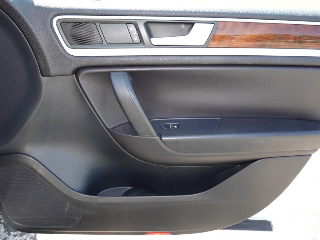 Volkswagen Touareg Vehicle Full-screen Gallery Image 23