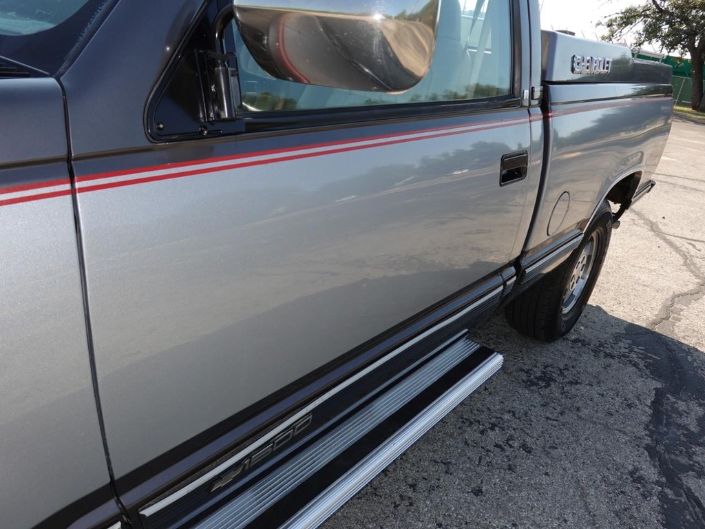 Chevrolet C/K 1500 Vehicle Full-screen Gallery Image 11