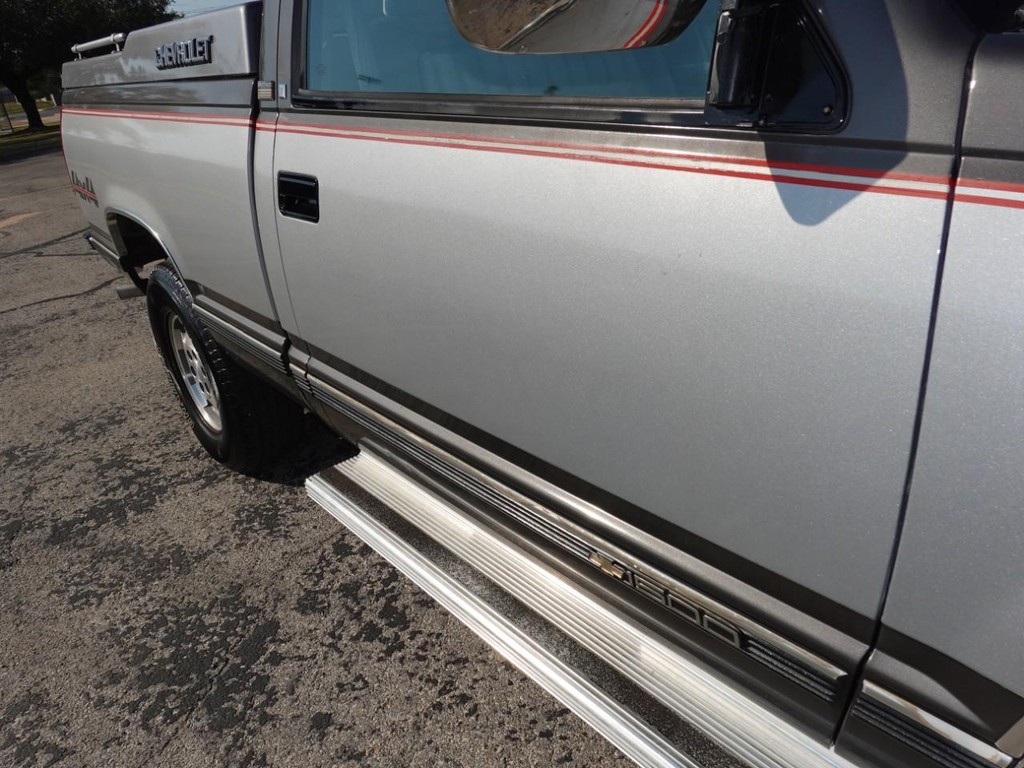 Chevrolet C/K 1500 Vehicle Full-screen Gallery Image 12