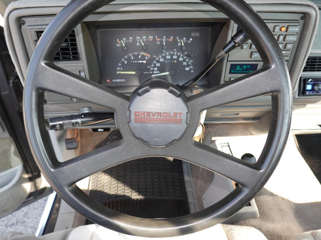 Chevrolet C/K 1500 Vehicle Full-screen Gallery Image 14