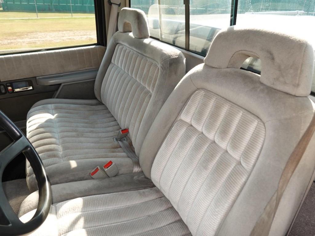 Chevrolet C/K 1500 Vehicle Full-screen Gallery Image 16