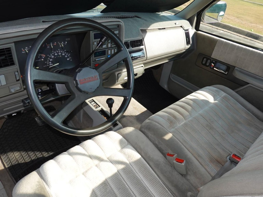 Chevrolet C/K 1500 Vehicle Full-screen Gallery Image 17
